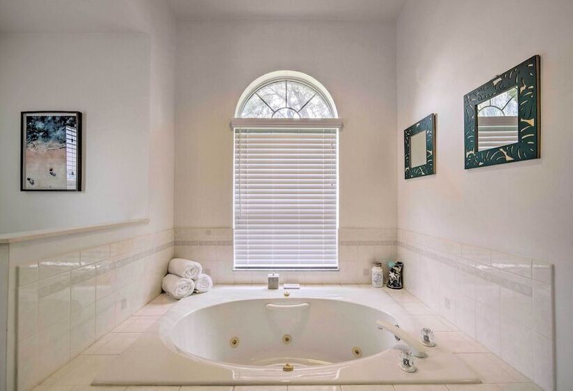 Crystal River Gem Near Three Sisters Springs!