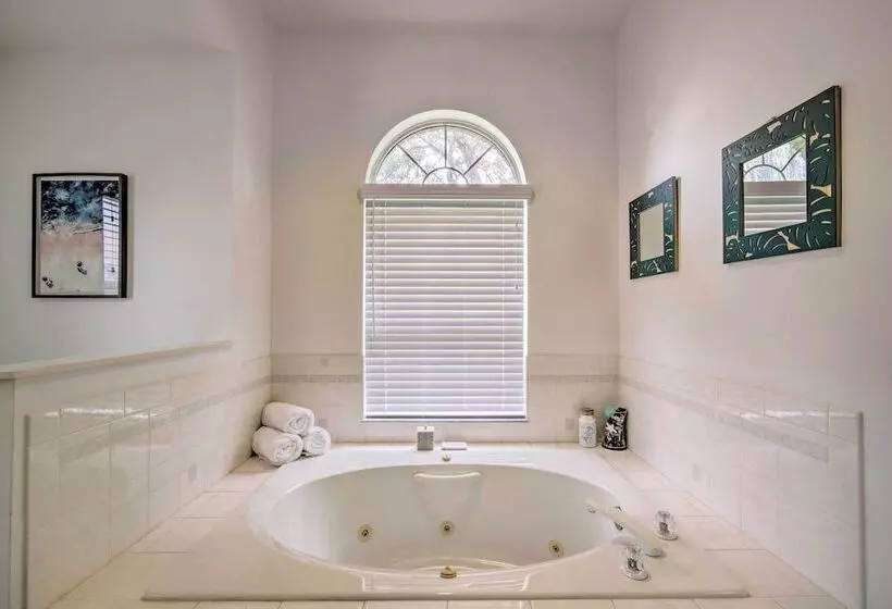 Crystal River Gem Near Three Sisters Springs!