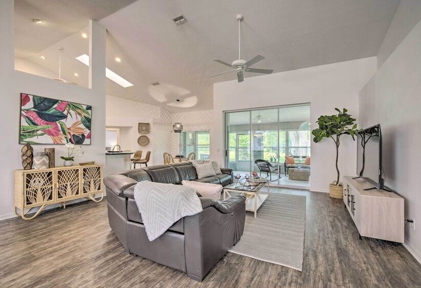 Crystal River Gem Near Three Sisters Springs!