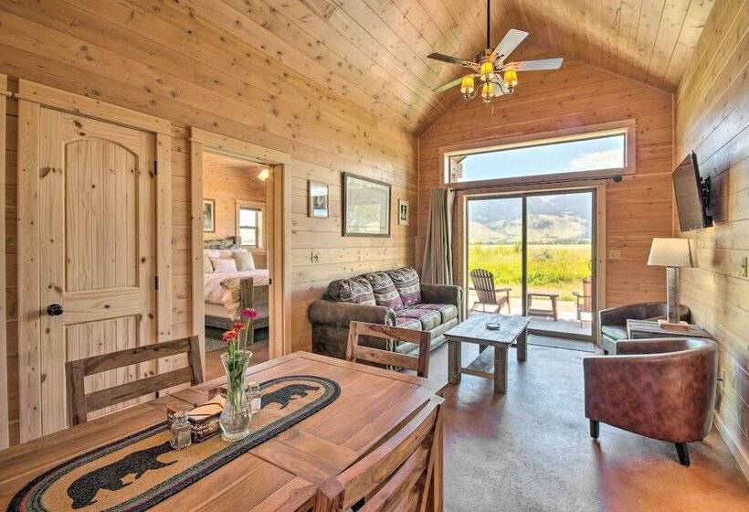 Dreamy Mountain View Cabin Near Yellowstone!