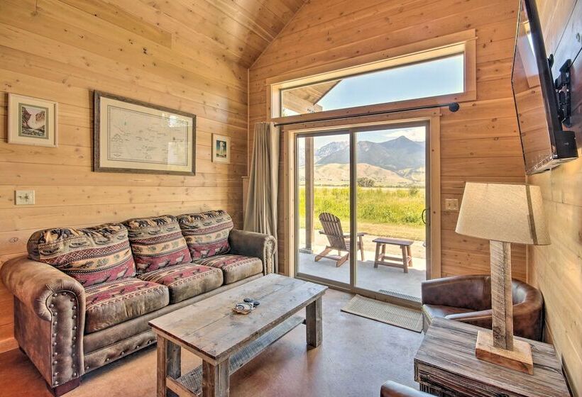 Dreamy Mountain View Cabin Near Yellowstone!