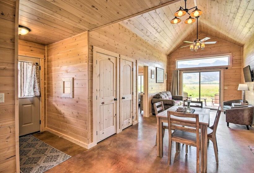 Dreamy Mountain View Cabin Near Yellowstone!