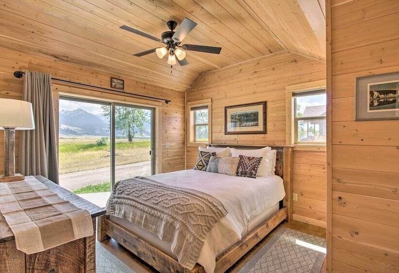 Dreamy Mountain View Cabin Near Yellowstone!