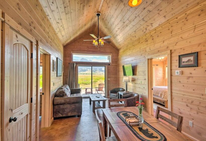 Dreamy Mountain View Cabin Near Yellowstone!