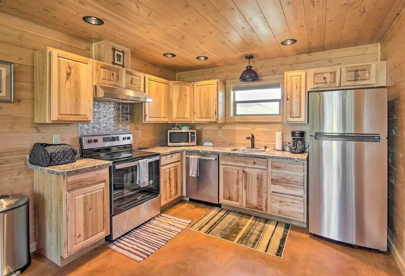 Dreamy Mountain View Cabin Near Yellowstone!