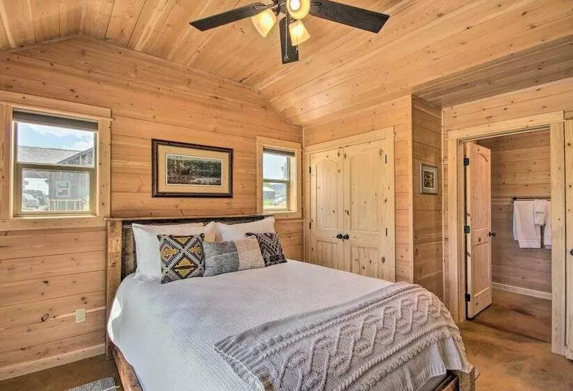 Dreamy Mountain View Cabin Near Yellowstone!