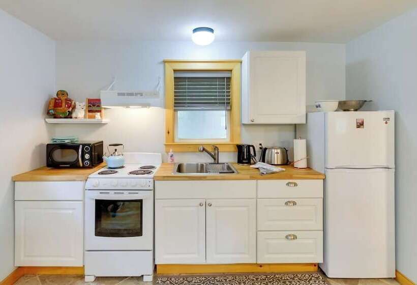 East Otis Vacation Rental W/ Private Deck & Bbq!