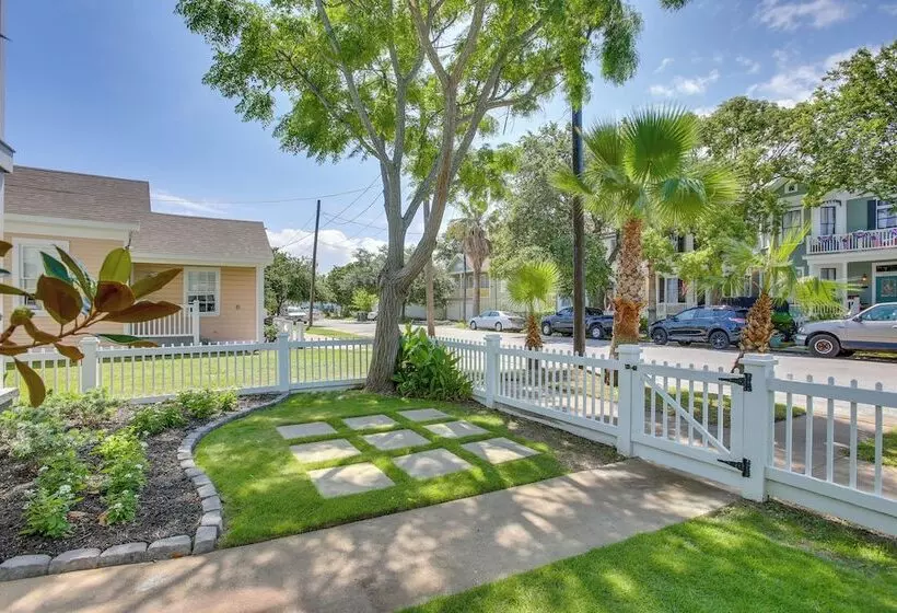 Walk To The Strand: Historic Galveston Home!