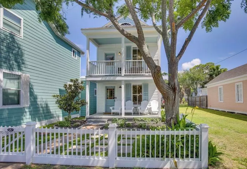 Walk To The Strand: Historic Galveston Home!