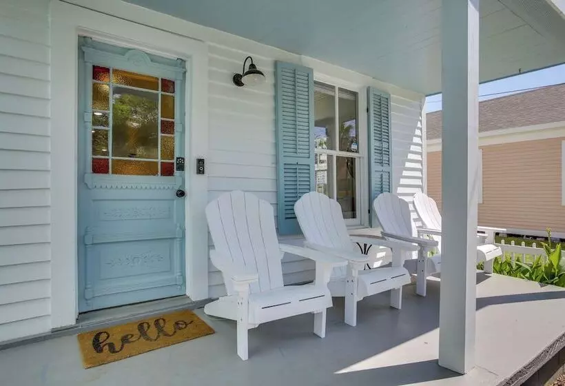 Walk To The Strand: Historic Galveston Home!
