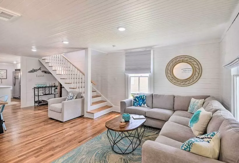 Walk To The Strand: Historic Galveston Home!