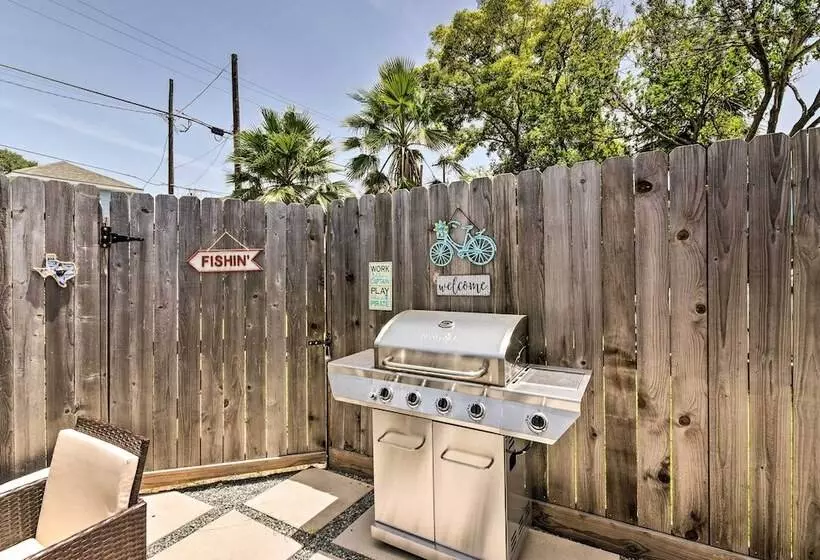 Walk To The Strand: Historic Galveston Home!