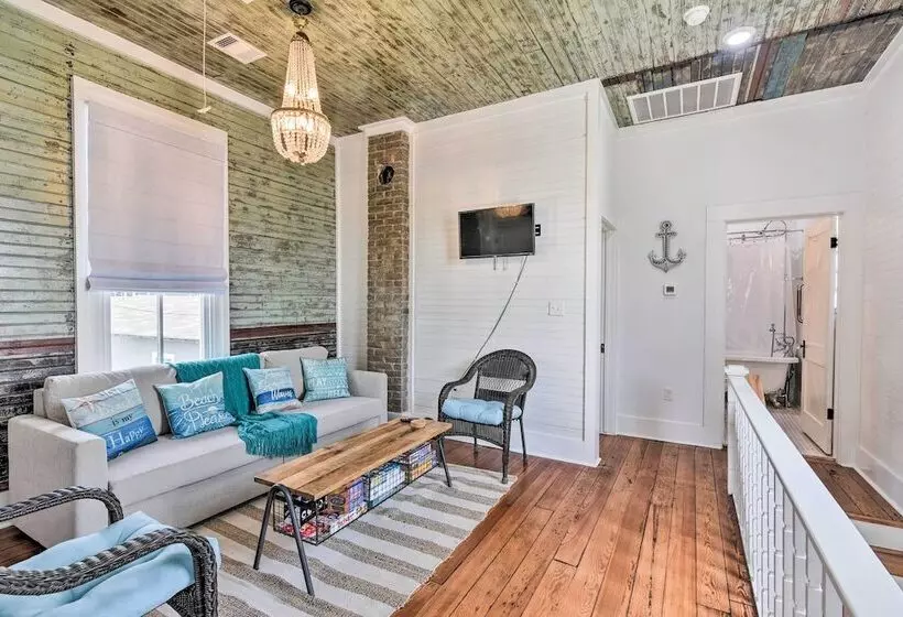 Walk To The Strand: Historic Galveston Home!