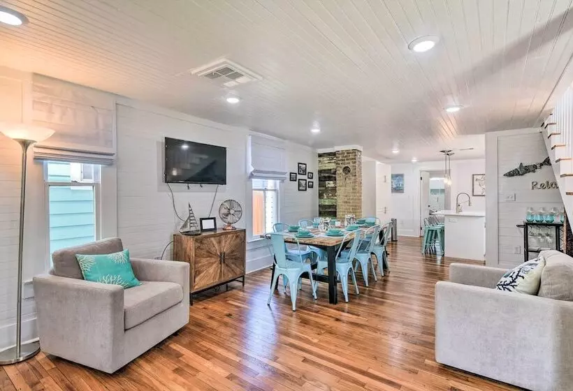 Walk To The Strand: Historic Galveston Home!