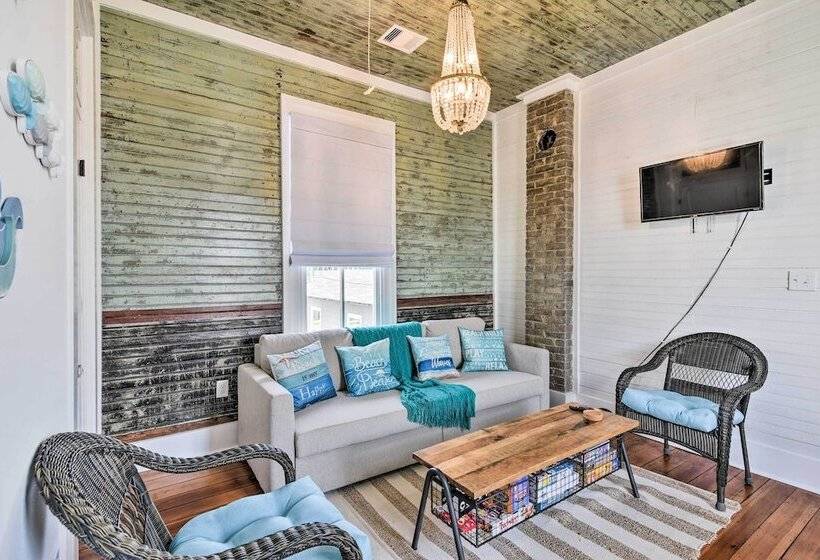 Walk To The Strand: Historic Galveston Home!