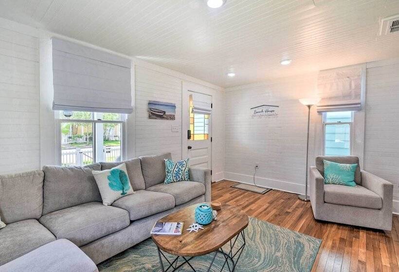 Walk To The Strand: Historic Galveston Home!