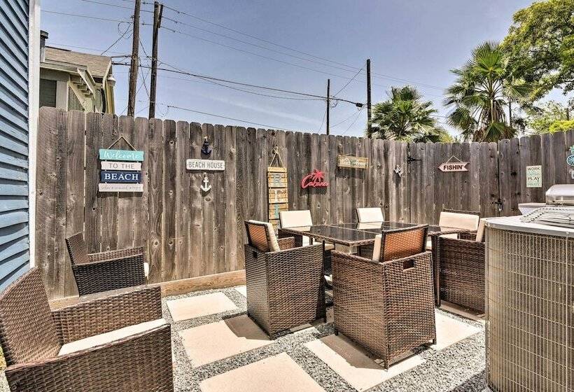 Walk To The Strand: Historic Galveston Home!