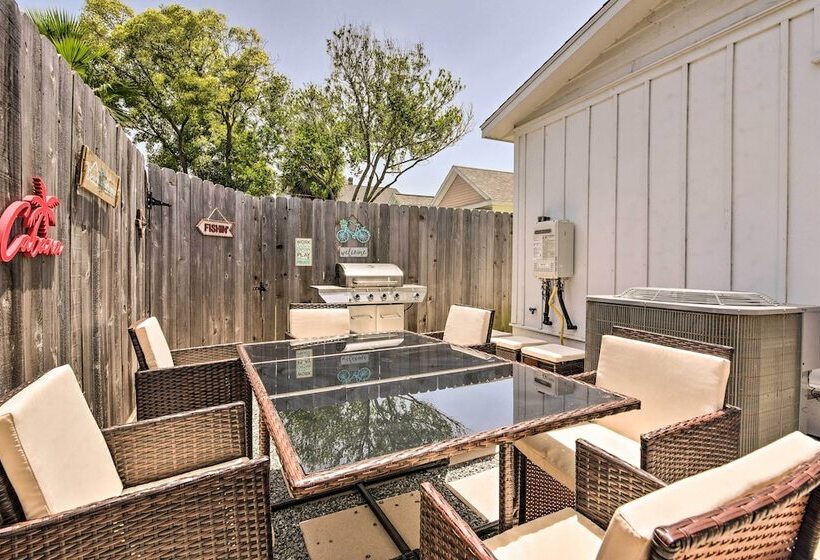 Walk To The Strand: Historic Galveston Home!