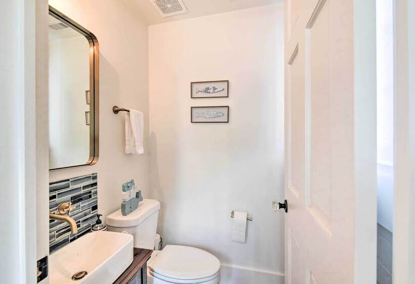 Walk To The Strand: Historic Galveston Home!