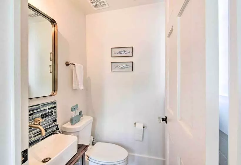 Walk To The Strand: Historic Galveston Home!