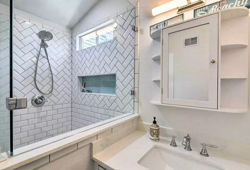 Walk To The Strand: Historic Galveston Home!