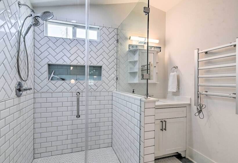 Walk To The Strand: Historic Galveston Home!