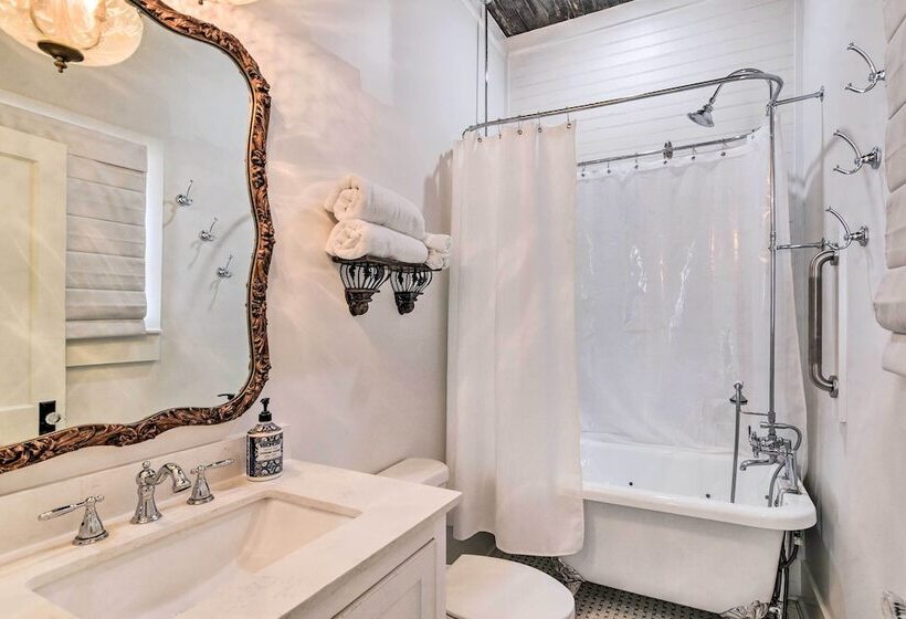 Walk To The Strand: Historic Galveston Home!