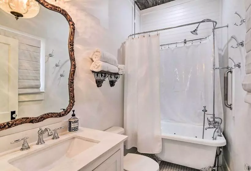 Walk To The Strand: Historic Galveston Home!