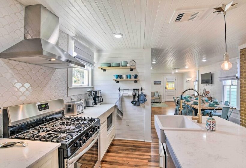 Walk To The Strand: Historic Galveston Home!