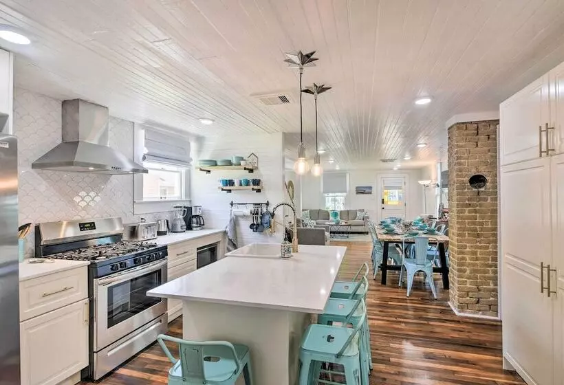 Walk To The Strand: Historic Galveston Home!