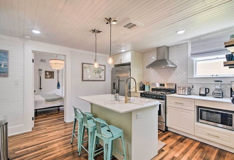 Walk To The Strand: Historic Galveston Home!