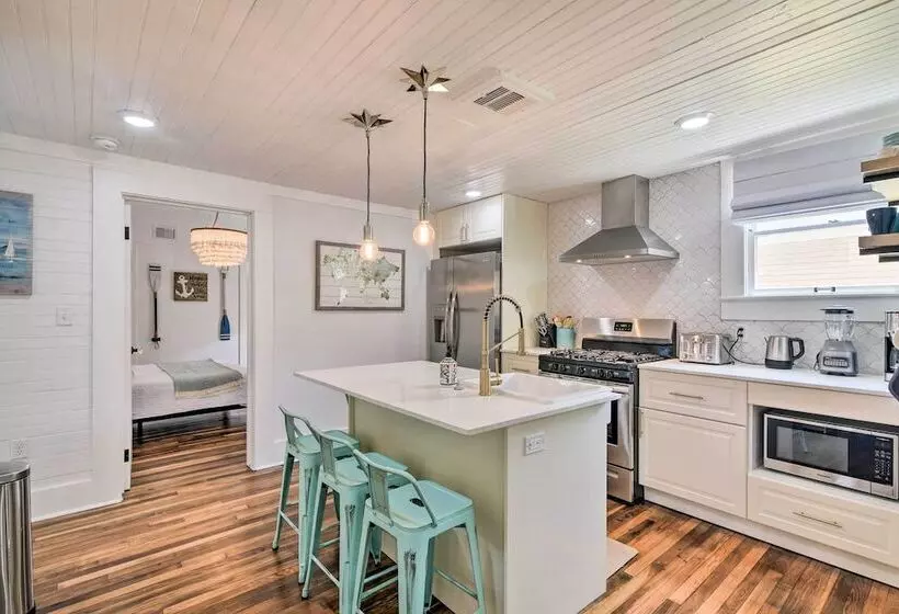 Walk To The Strand: Historic Galveston Home!