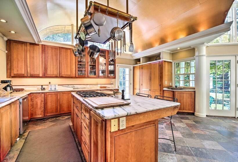 Lovely Brookfield Home W/private Deck & Views