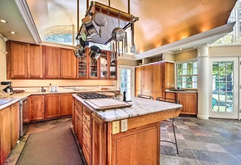 Lovely Brookfield Home W/private Deck & Views