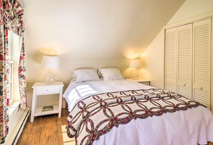 Lovely Brookfield Home W/private Deck & Views