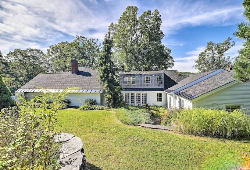 Lovely Brookfield Home W/private Deck & Views