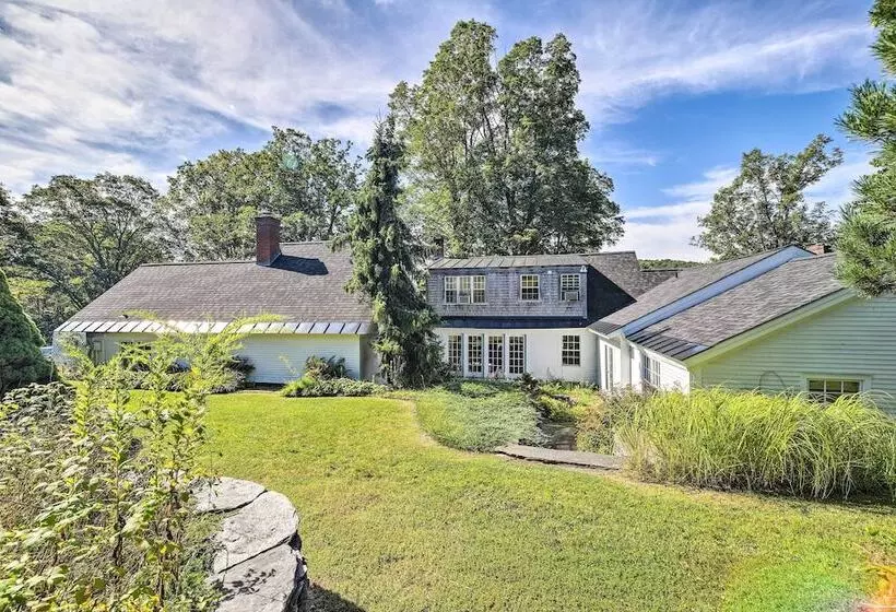 Lovely Brookfield Home W/private Deck & Views