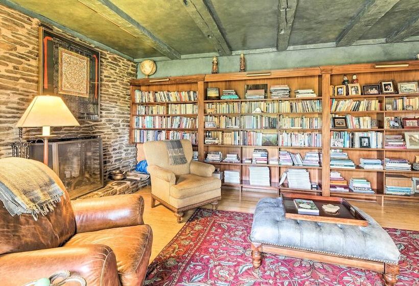 Lovely Brookfield Home W/private Deck & Views