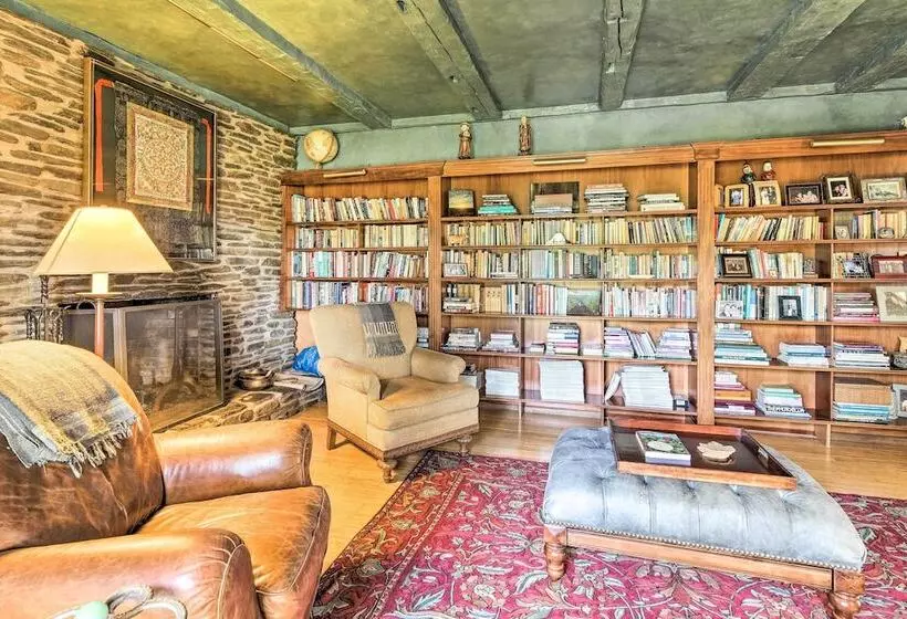 Lovely Brookfield Home W/private Deck & Views