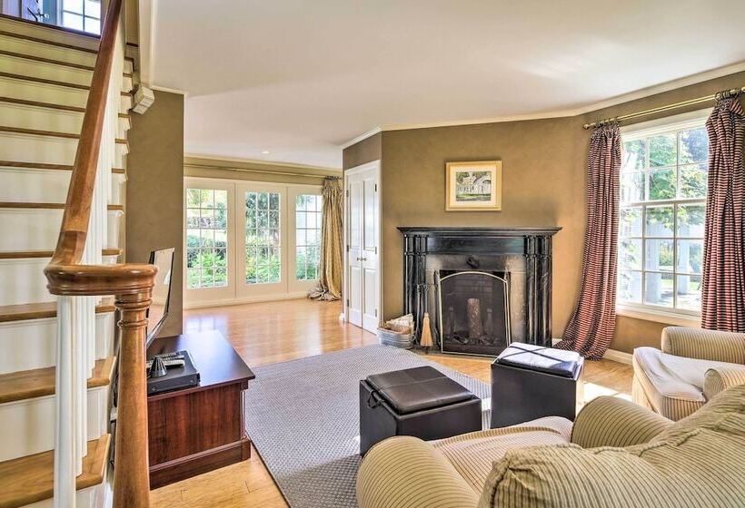 Lovely Brookfield Home W/private Deck & Views