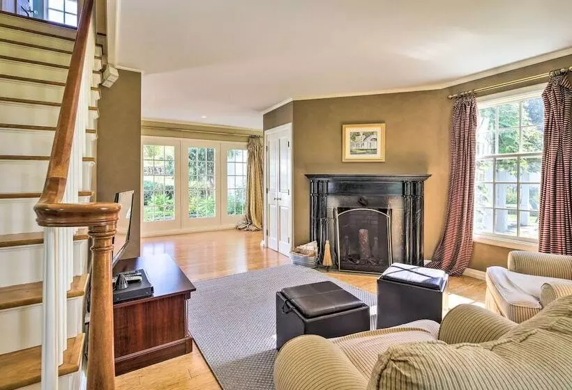 Lovely Brookfield Home W/private Deck & Views