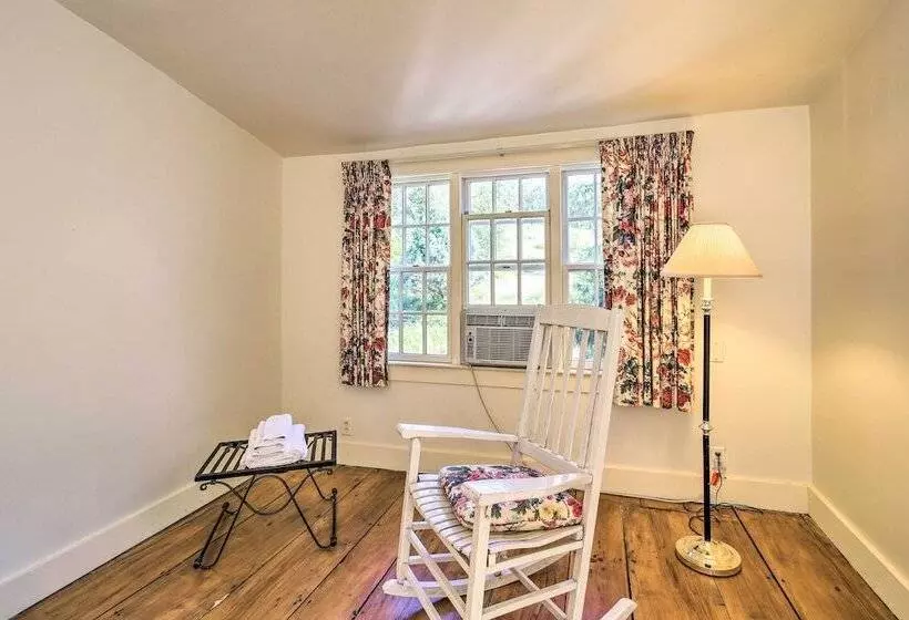 Lovely Brookfield Home W/private Deck & Views