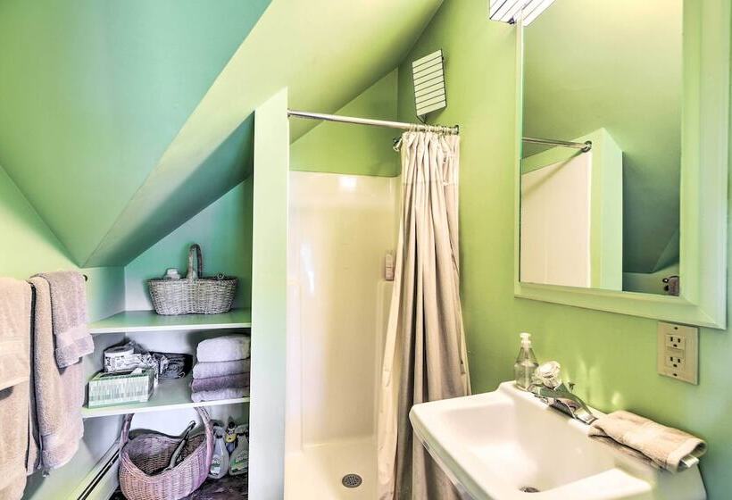 Lovely Brookfield Home W/private Deck & Views