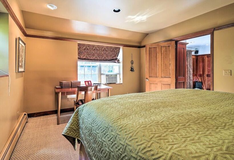 Lovely Brookfield Home W/private Deck & Views