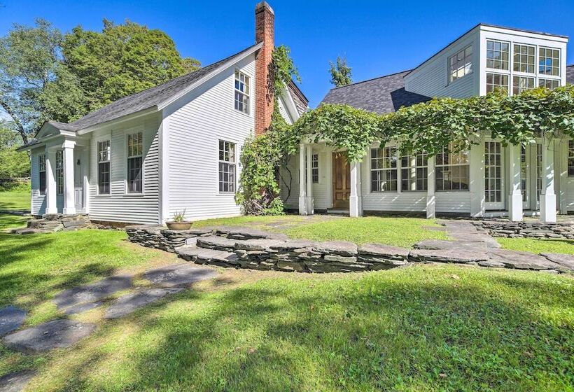 Lovely Brookfield Home W/private Deck & Views