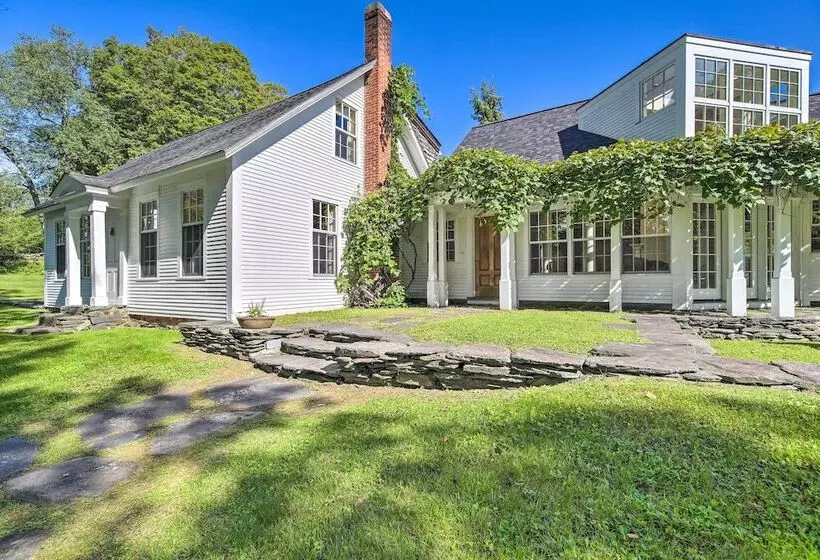 Lovely Brookfield Home W/private Deck & Views