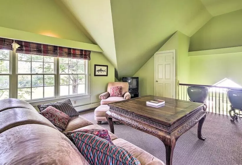 Lovely Brookfield Home W/private Deck & Views