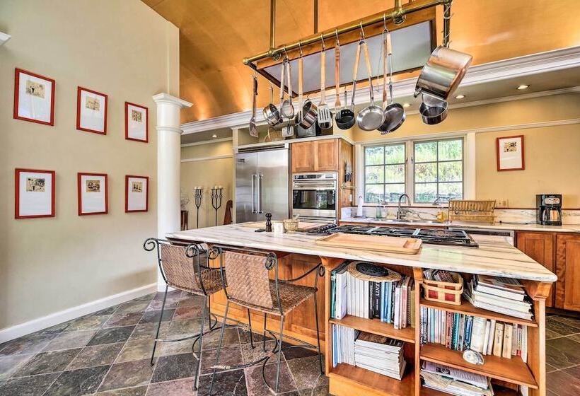 Lovely Brookfield Home W/private Deck & Views