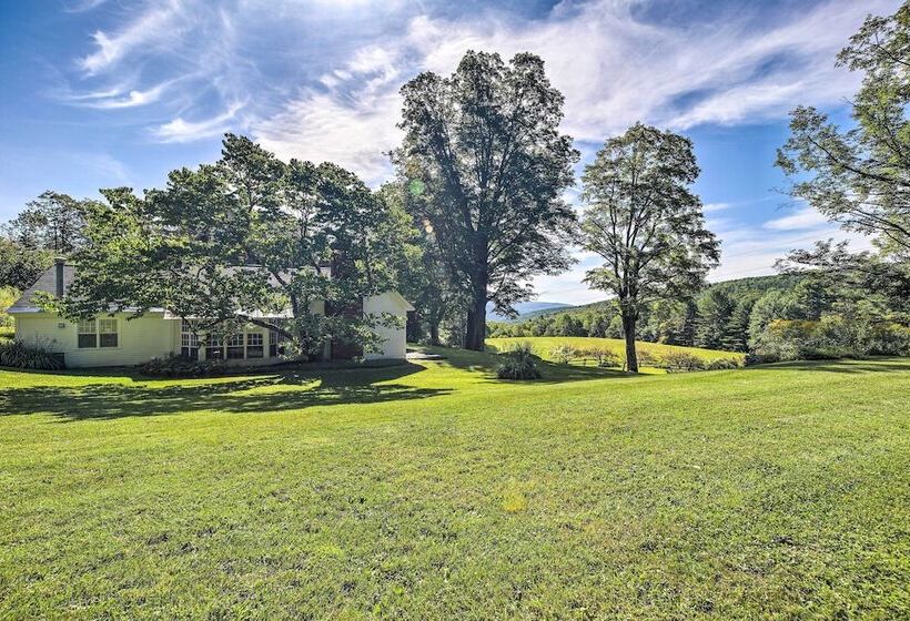 Lovely Brookfield Home W/private Deck & Views