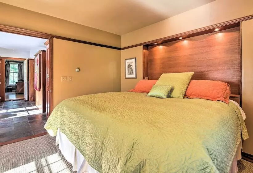 Lovely Brookfield Home W/private Deck & Views